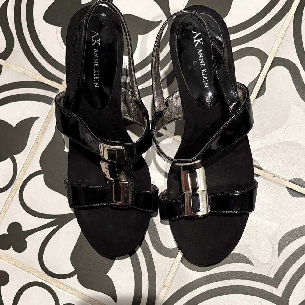 Women’s Anne Klein Glossy Black Sandals with Metallic Buckles size 9